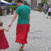 Pai usa saias para apoiar filho de 5 anos que gosta de usar vestidos