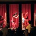 Garotas surpreendem os transeuntes de Amsterdam ao dançar em protesto contra o tráfico o humano.