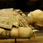 Arqueólogos descobrem túmulo completo com múmia, de 5.600 anos de idade, ou seja, antecede a Primeira Dinastia dos faraós.