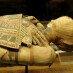 Arqueólogos descobrem túmulo completo com múmia, de 5.600 anos de idade, ou seja, antecede a Primeira Dinastia dos faraós.
